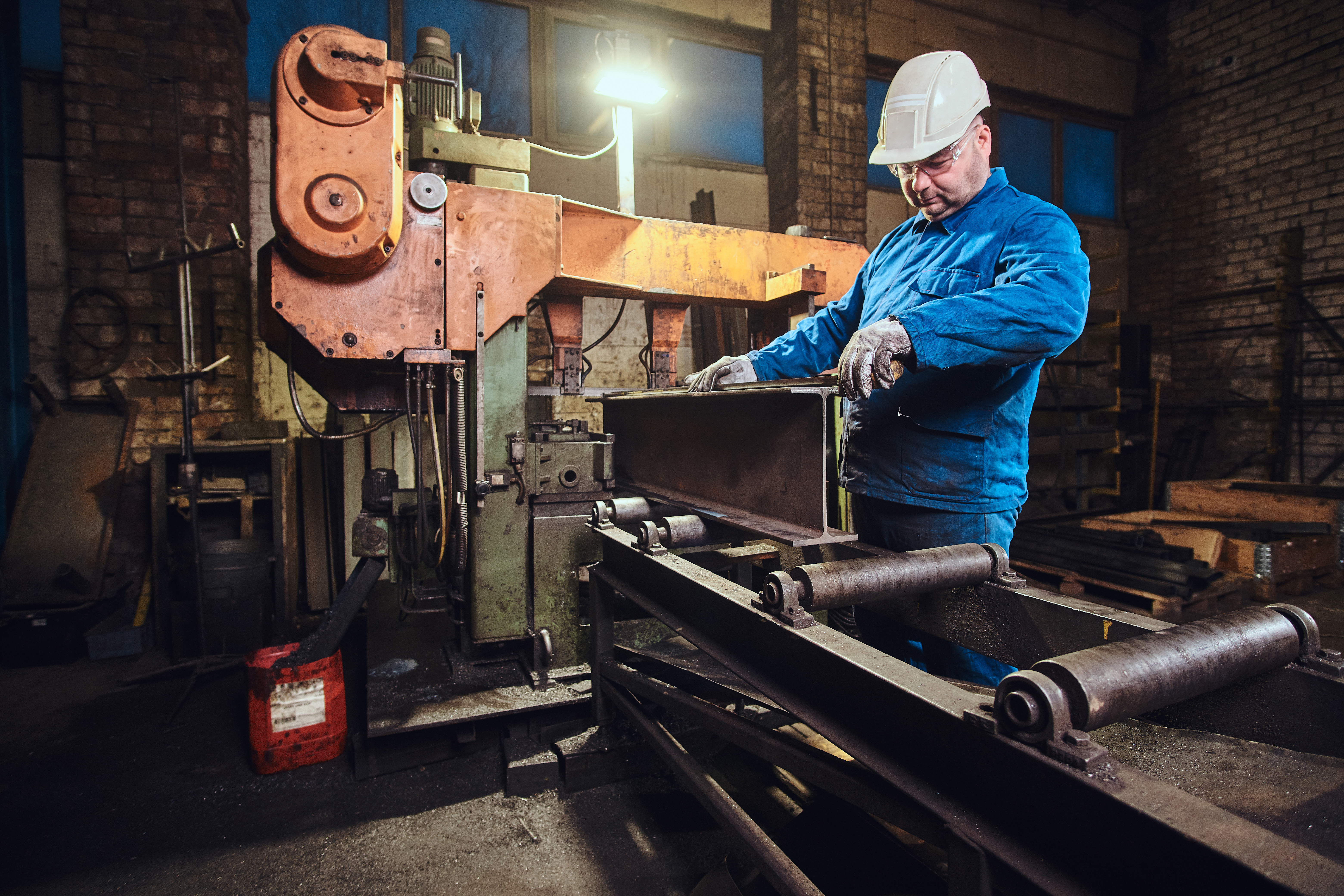 ماكينة قص وثني حديد